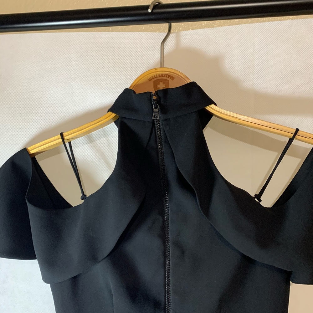 Alice + Olivia Black Cold-Shoulder Ruffle Halter Top - Picture 5 of 12
